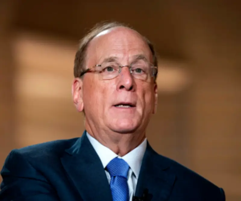 Larry Fink de BlackRock recibe aumento salarial del 23% tras expansión en mercados privados