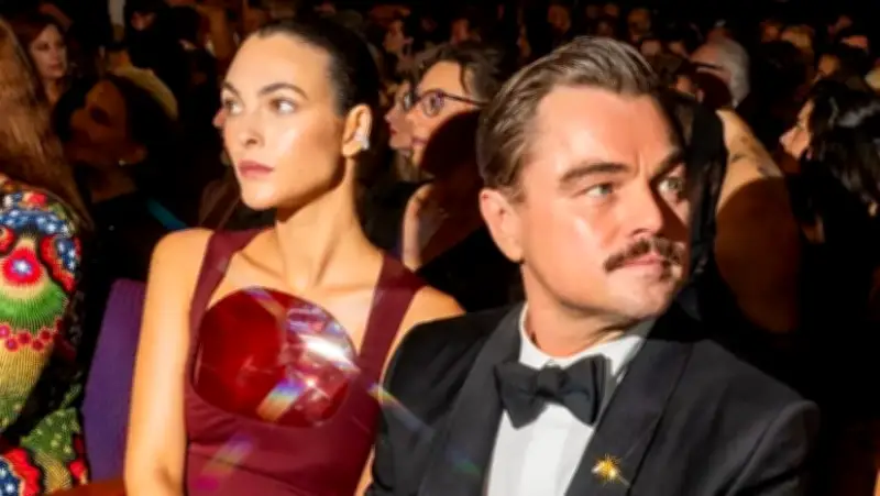 Leonardo DiCaprio rompe tradición y asiste a los Óscar con su novia Vittoria Ceretti
