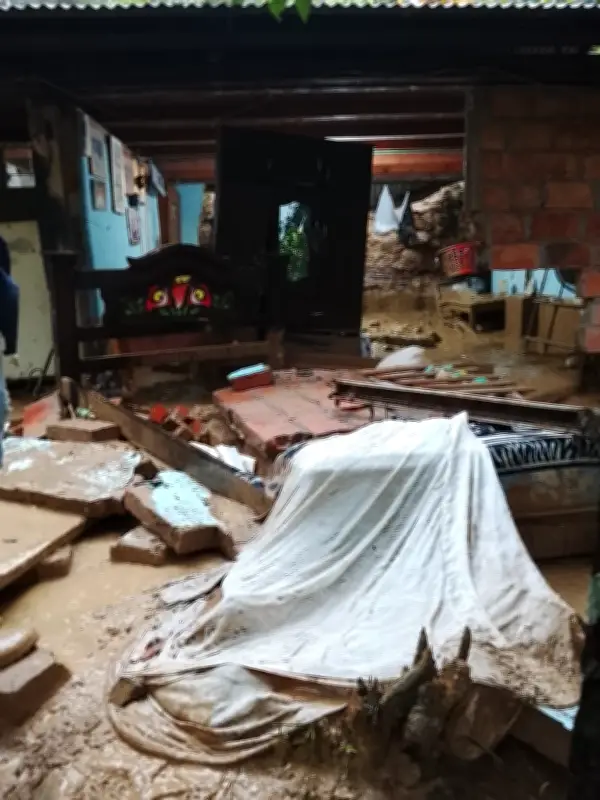 Lluvias en Rionegro, Santander, colapsan vivienda y dejan incomunicadas a más de 200 familias