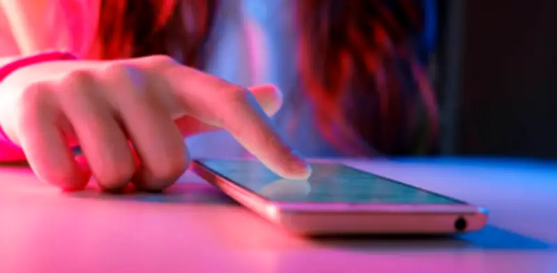 Límites legales en Colombia para publicar fotos de hijos en redes sociales