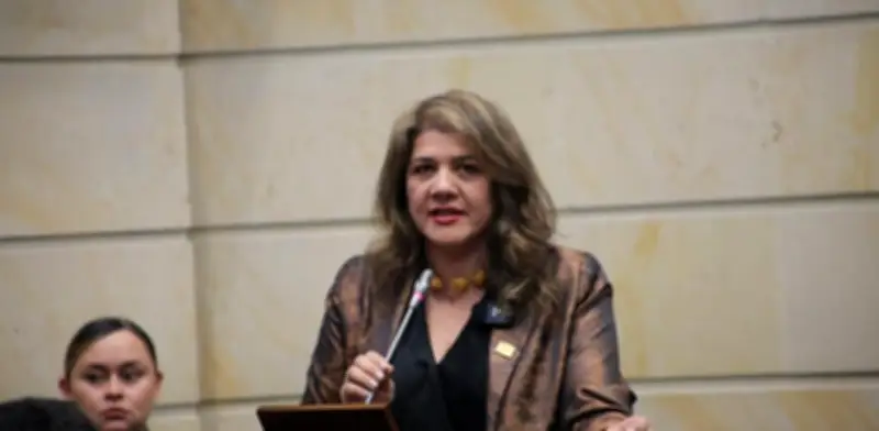 Lorena Ríos defiende separación de poderes y presenta sus tres banderas legislativas para el Senado
