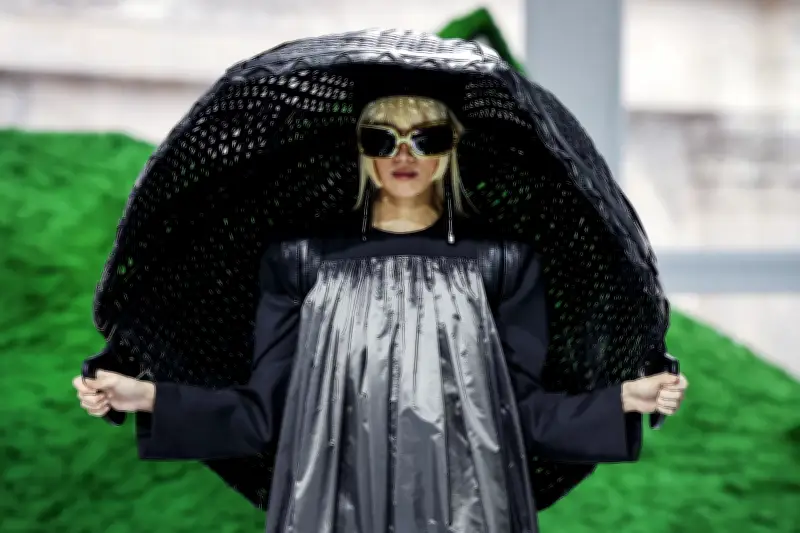 Louis Vuitton deslumbra en París con colección otoño-invierno 2026-2027 inspirada en naturaleza