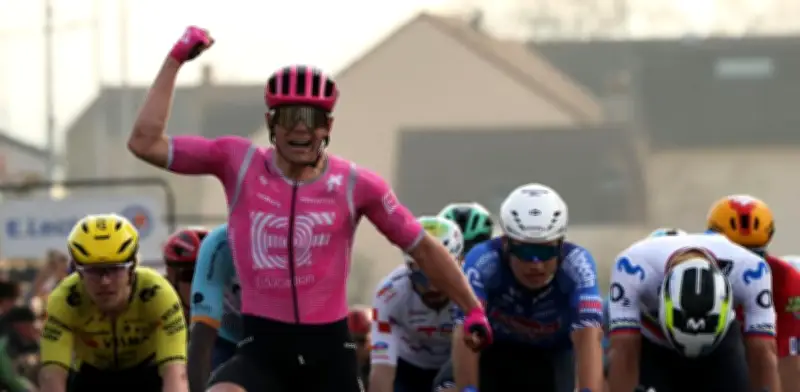 Luke Lamperti gana la primera etapa de París-Niza 2026; Harold Tejada, mejor colombiano
