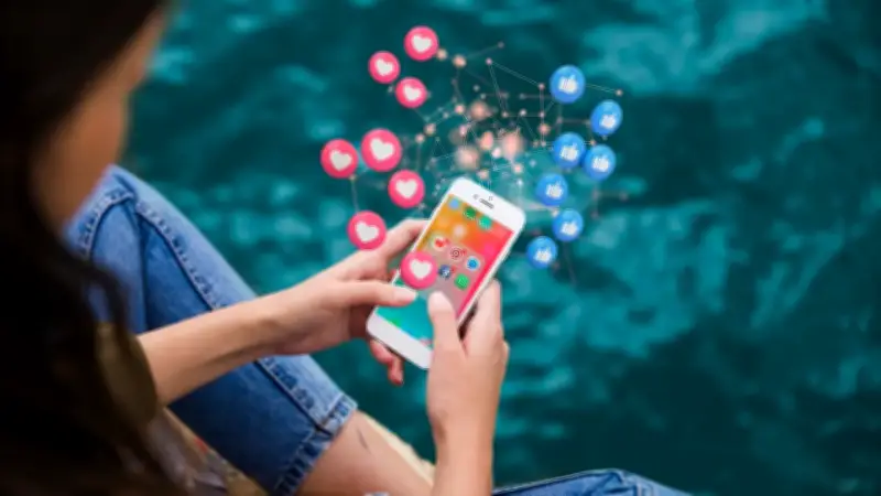 Madre fundadora de Village advierte: redes sociales no son para niños