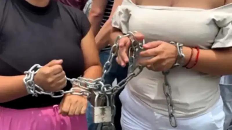 Madres se encadenan a Nueva EPS en Villavicencio por falta de atención a hijas con parálisis cerebral