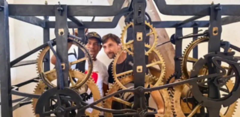 Maestro relojero alemán restaura los históricos relojes de Mompox tras décadas de silencio