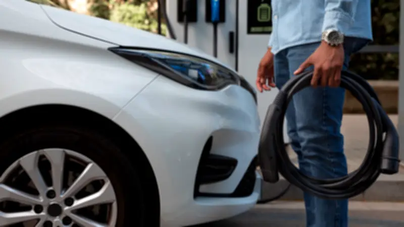 Mantenimiento especializado: clave para proteger vehículos híbridos y eléctricos de lujo en Colombia