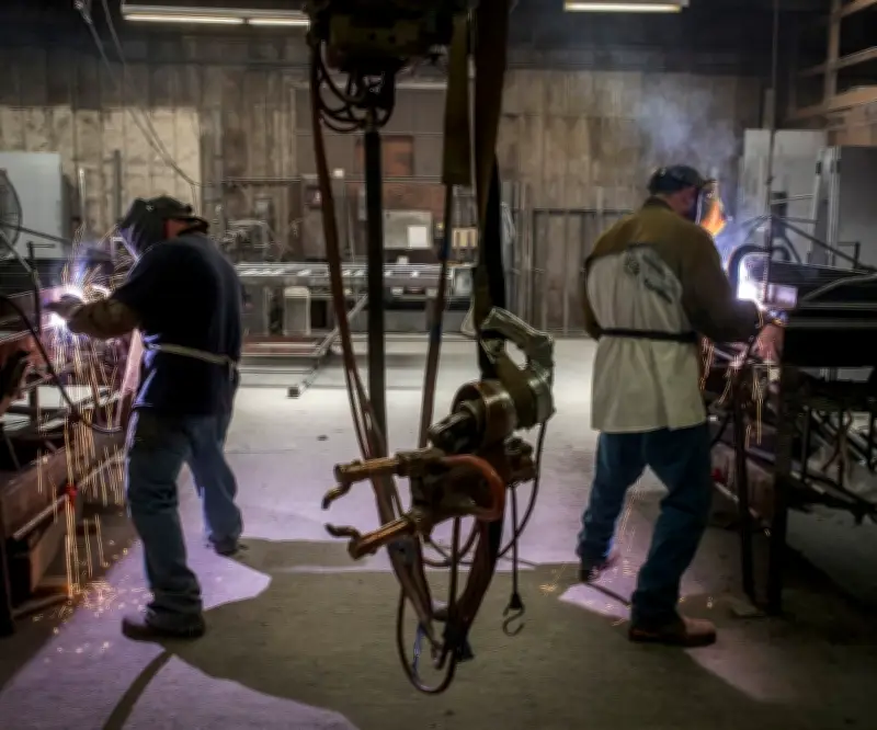 Manufactura de EE.UU. crece pero costos se disparan antes de ataques a Irán