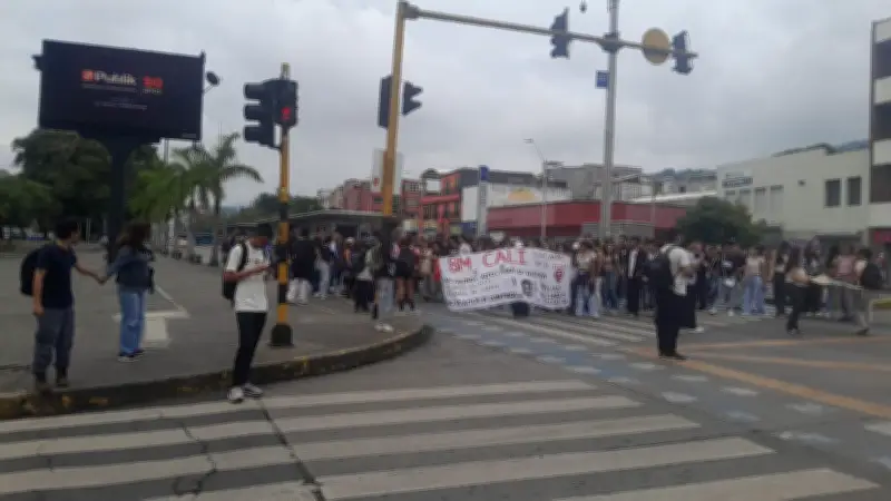 Marcha feminista bloquea la Calle 5 en el sur de Cali; autoridades recomiendan vías alternas