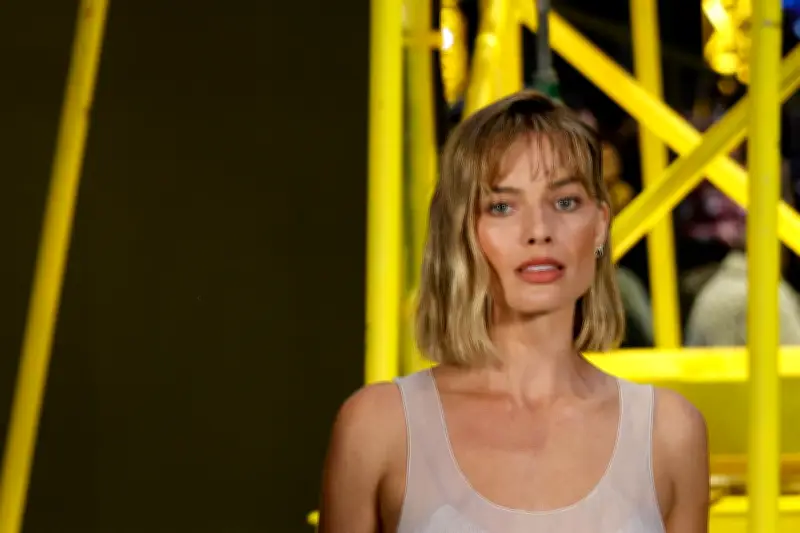 Margot Robbie revoluciona la moda con su nuevo long bob en el desfile de Chanel en París