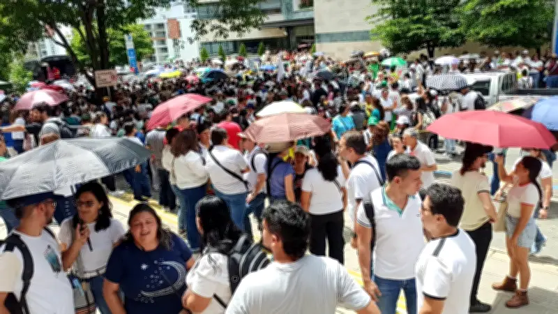 Masiva protesta de maestros en Floridablanca: tercer día de paro por crisis en salud