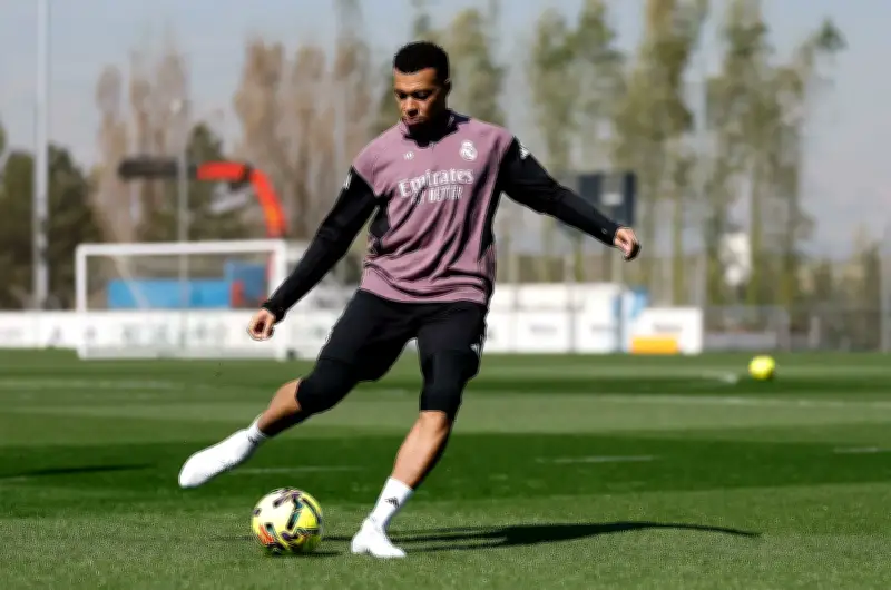 Mbappé y Carreras entrenan con el grupo del Real Madrid antes del duelo clave en Mánchester