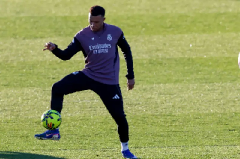 Mbappé y Carreras entrenan con normalidad mientras Francia convoca al delantero para amistosos