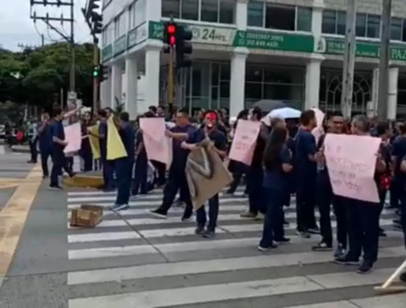 Médicos residentes del HUV protestan en Calle 5 por atraso de 20 días en sus salarios