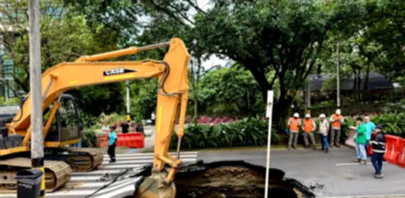 Medellín activa plan de contingencia vial por enorme socavón en El Poblado: conozca las rutas alternas