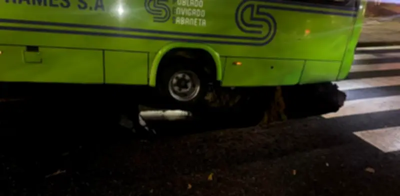 Medellín en emergencia: Socavón en Avenida El Poblado tras aguacero deja bus atrapado y cierre total