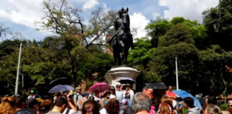 Medellín intensifica cruzada para recuperar su centro histórico con limpieza y turismo cultural