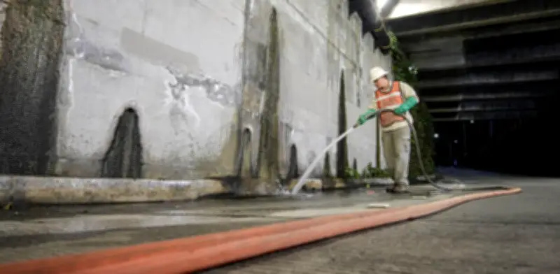 Medellín intensifica limpieza de sumideros para prevenir inundaciones en temporada de lluvias