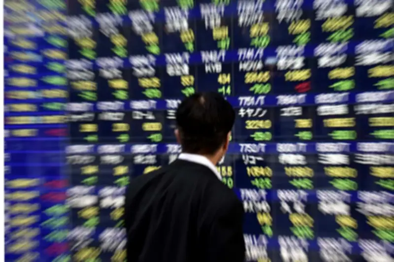 Mercados globales se desploman y petróleo sube 30% por temores de guerra en Oriente Medio