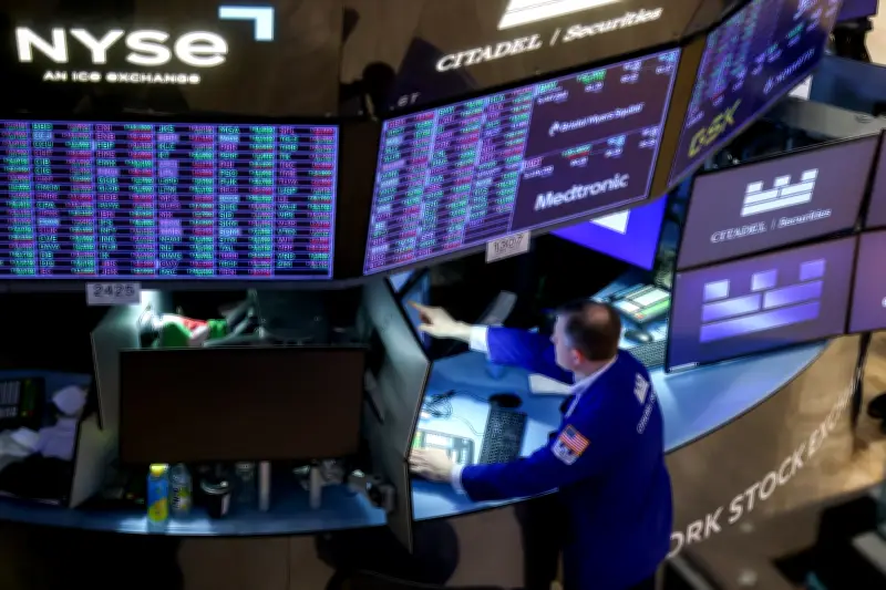 Mercados reaccionan con alivio ante posible distensión en Oriente Medio: petróleo cae y acciones suben