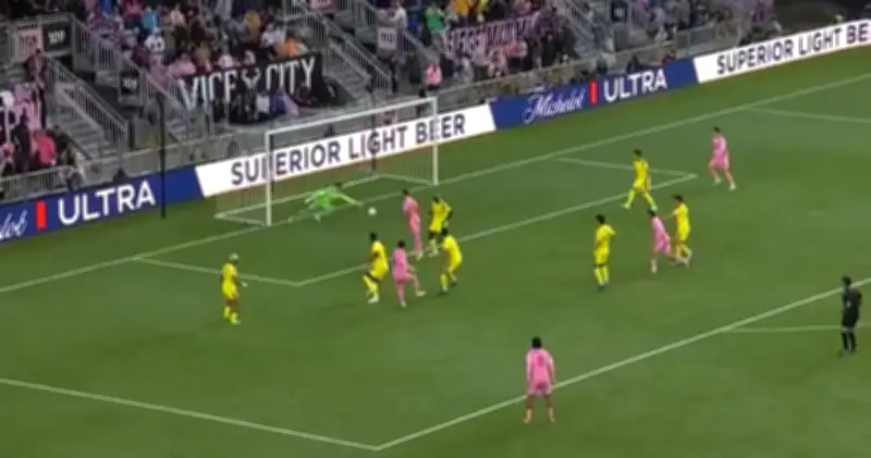 Messi alcanza los 900 goles y acorta distancia en la carrera histórica con Cristiano Ronaldo