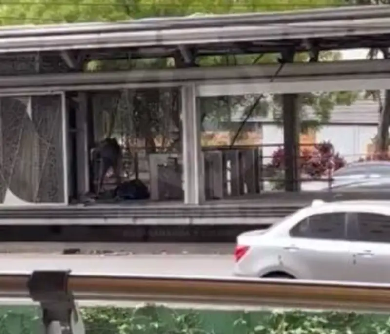 Metrolínea en crisis: Incendios, vandalismo y abandono erosionan el transporte masivo de Bucaramanga