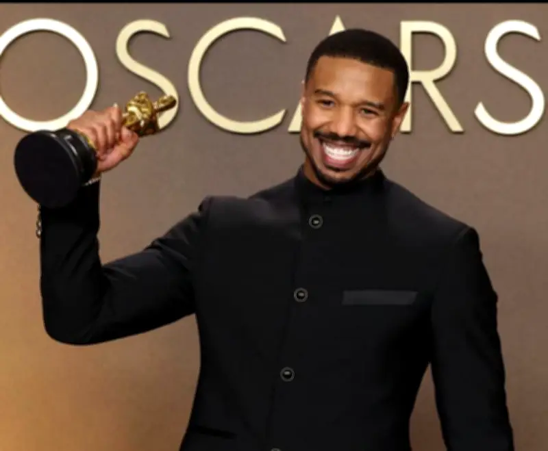 Michael B. Jordan celebra su Óscar con hamburguesa en tradición viral de ganadores