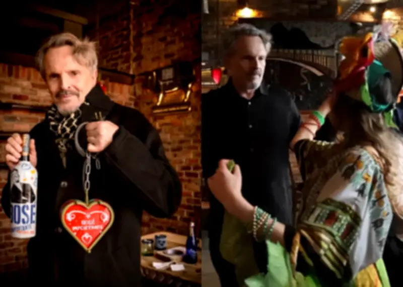 Miguel Bosé celebra su llegada a Bogotá con fiesta y música antes de concierto