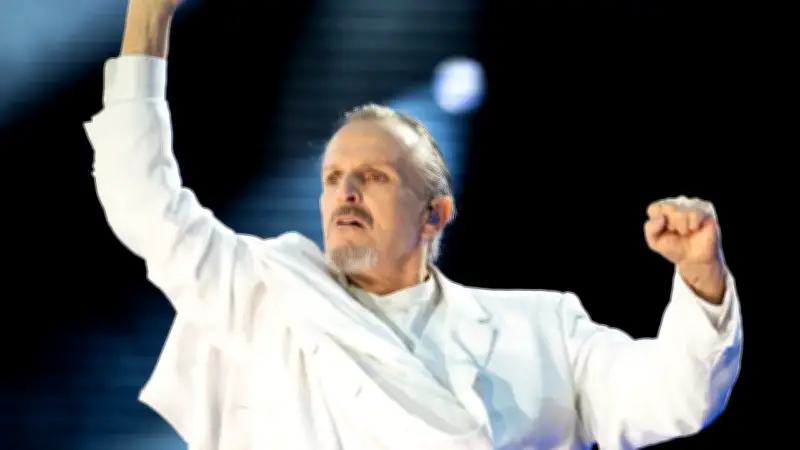 Miguel Bosé emocionó a Bogotá con un concierto lleno de nostalgia y éxitos
