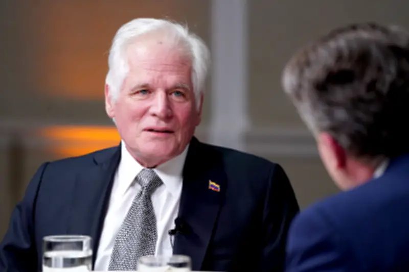 Miguel Uribe Londoño oficializa candidatura presidencial con Luisa Fernanda Villegas como vicepresidenta