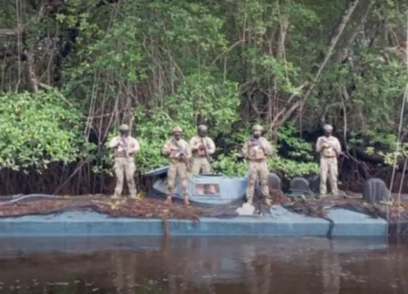 Militares ecuatorianos desmantelan narcosemisumergible en frontera con Colombia con destino a Norteamérica