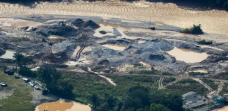 Minería ilegal de oro arrasa 94.000 hectáreas y contamina 1.120 ríos en Colombia