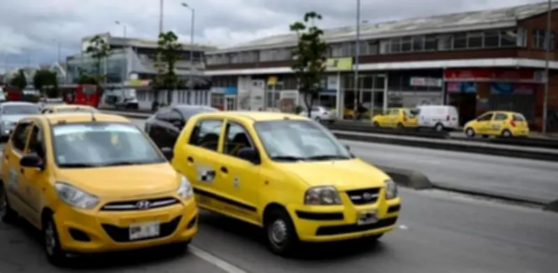 Ministerio de Transporte activa línea de crédito de $14.800 millones para taxis eléctricos en Colombia