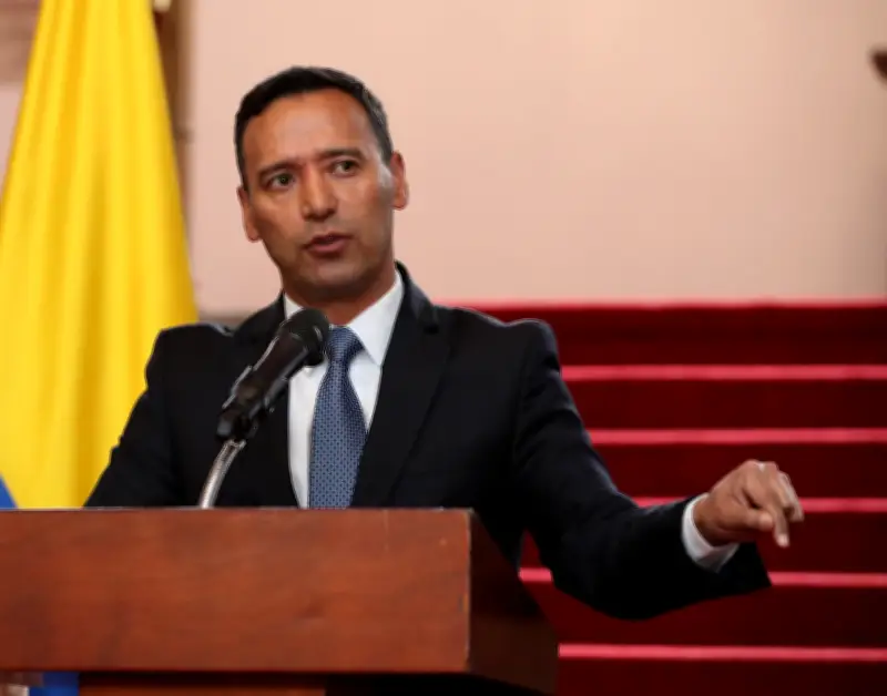 Ministro de Defensa advierte a Iván Mordisco: Desmovilícese o enfrente persecución total del Estado