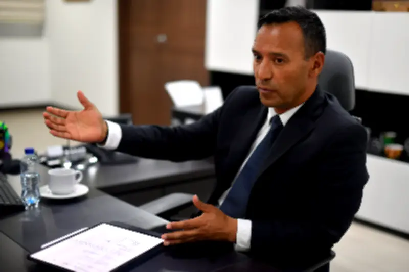 Ministro de Defensa defiende contratos de sus hermanos con el Estado colombiano