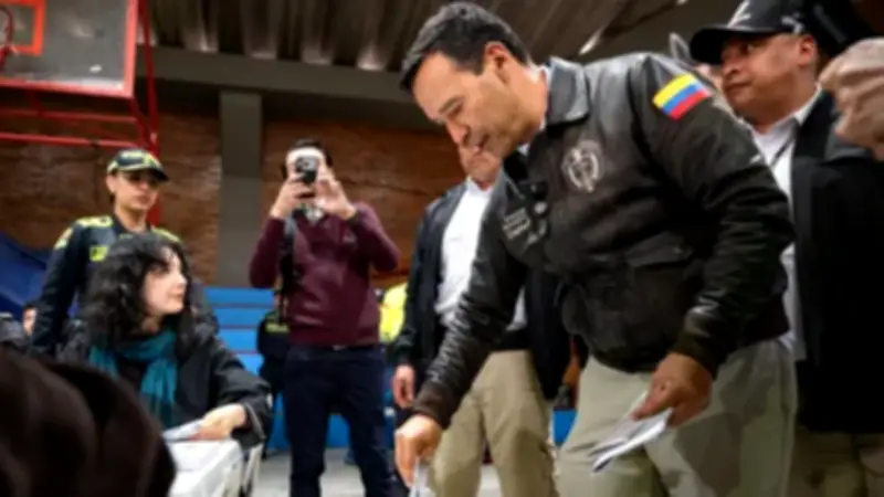 Ministro de Defensa vota por primera vez a los 53 años tras 35 años protegiendo elecciones