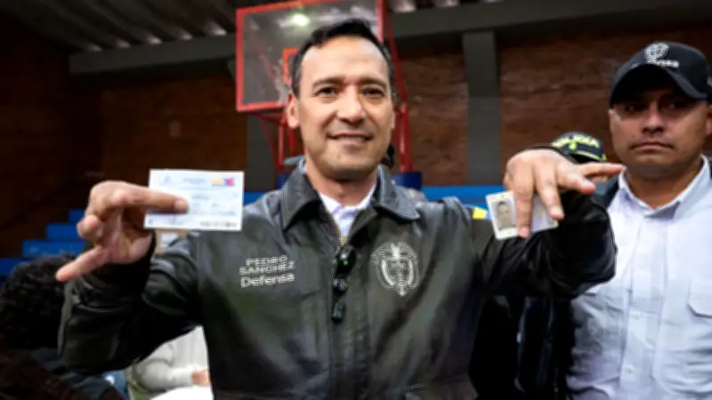 Ministro de Defensa vota por primera vez y propone límites al dinero en efectivo en elecciones