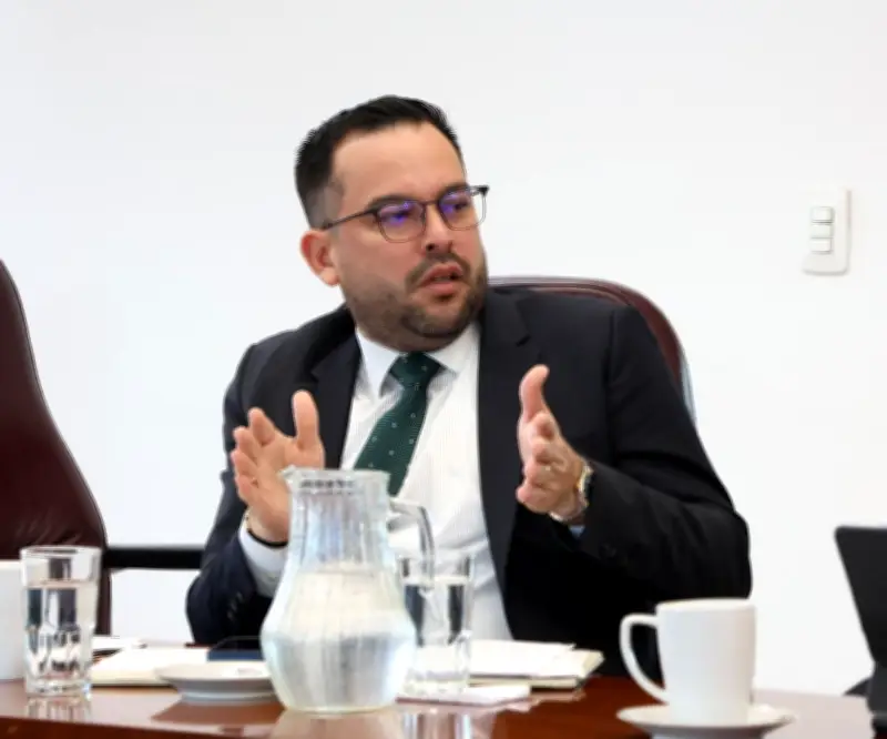 Ministro de Energía defiende ajustes en gasolina pese a alza por tensión internacional