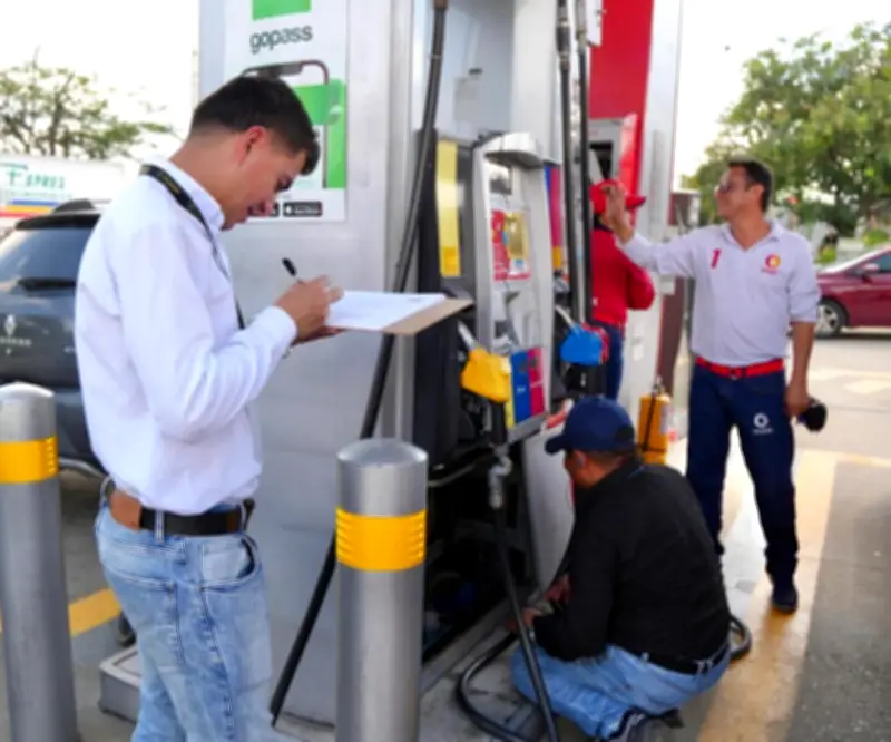 MinMinas inicia procesos contra 70 gasolineras por incumplir reducción de precios y normas