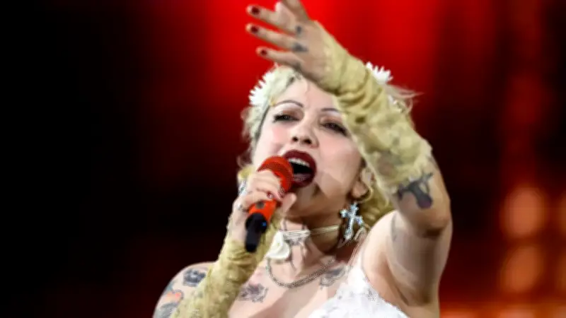 Mon Laferte jura amor a la 'Femme Fatale' en su primera Spotify Session grabada en México