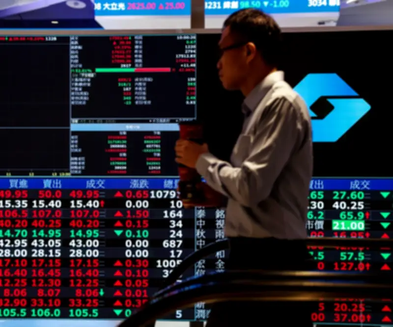 Monedas Refugio se Aprecian Tras Ataques a Irán que Conmocionan Mercados Globales