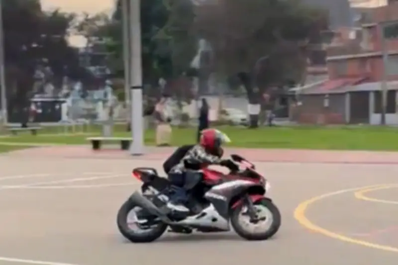 Motociclista convierte cancha de barrio en autódromo y destapan multas millonarias