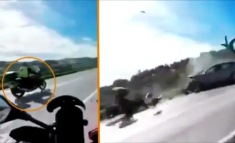 Motociclista de 59 años muere en Turquía tras invadir carril contrario en choque frontal captado en video