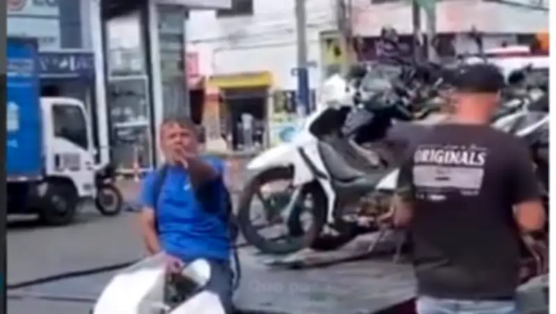 Motociclista ebrio arma escándalo en centro de Cali al intentar evitar inmovilización de su vehículo