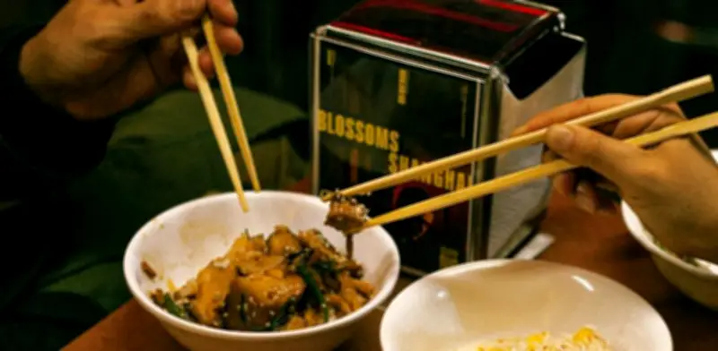 Mubi y Wú Dumplings crean experiencia gastronómica inspirada en 'Blossoms Shanghai' de Wong Kar Wai