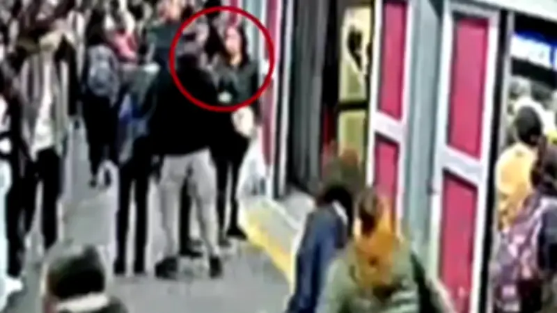 Mujer arrestada en Transmilenio por robar cinco celulares usando método del 'cosquilleo'