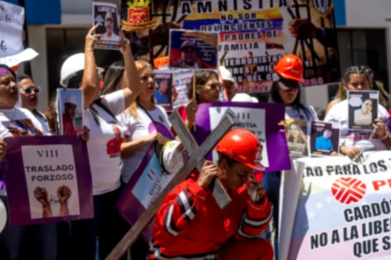 Mujer con cruz en viacrucis pide liberación de 170 empleados de Pdvsa detenidos