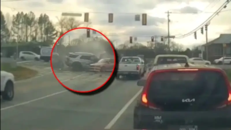 Mujer de 88 años protagoniza accidente por confundir freno con acelerador