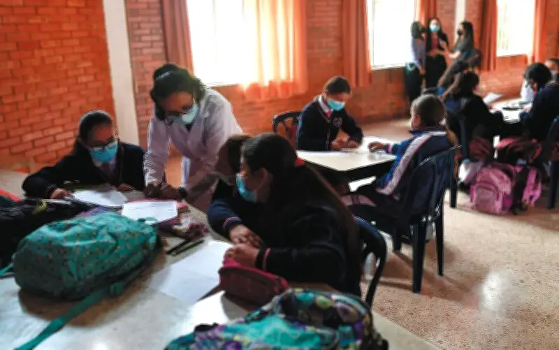 Mujeres dominan la docencia en Colombia pero enfrentan brecha en cargos directivos