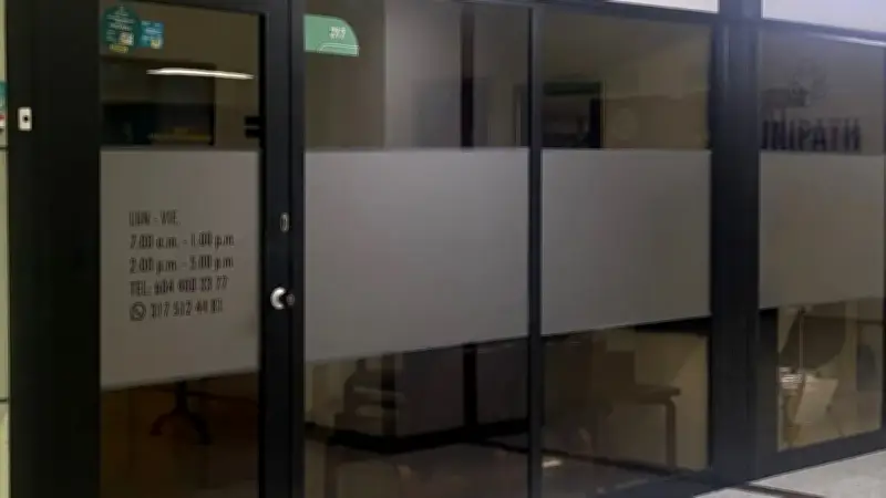 Mujeres en Medellín denuncian presuntos abusos de urólogo y exigen justicia